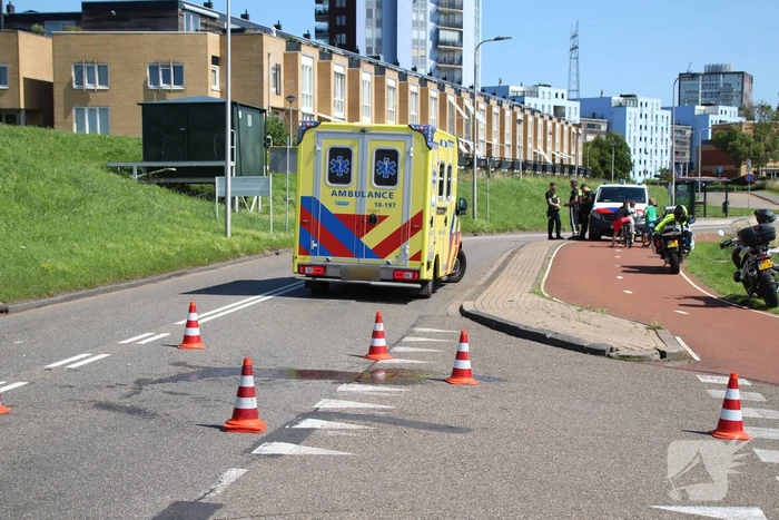 Ongeval tussen motor en auto zorgt voor schade en verkeershinder