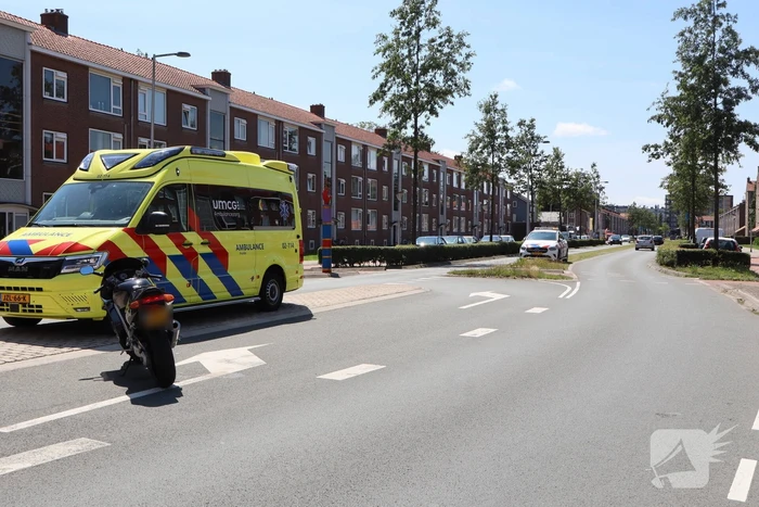 Motorrijder botst met auto
