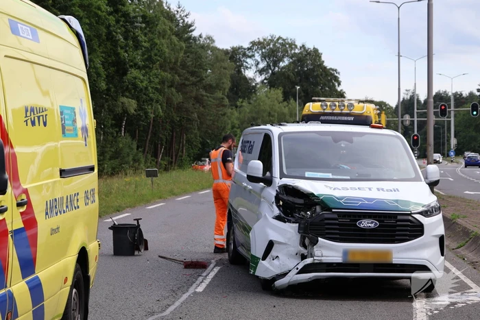 Auto's beschadigd bij aanrijding, geen gewonden