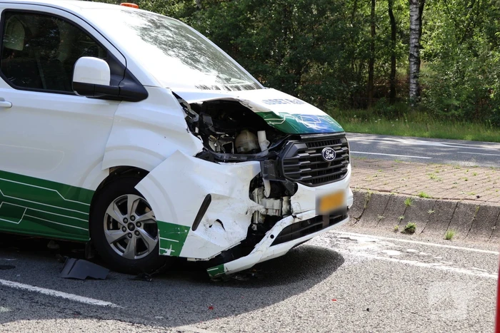 Auto's beschadigd bij aanrijding, geen gewonden