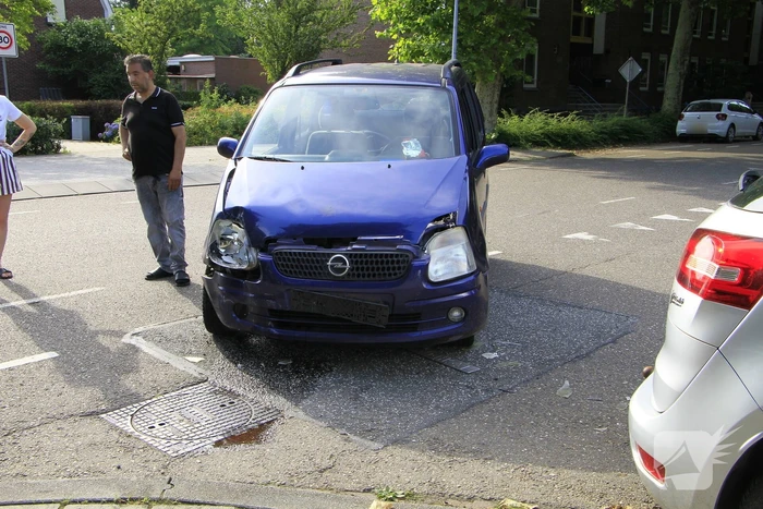 Aanrijding tussen twee auto's leidt tot verwondingen