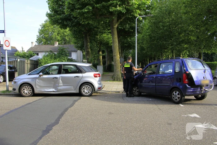 Aanrijding tussen twee auto's leidt tot verwondingen