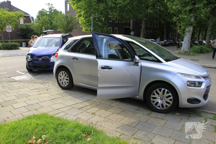 Aanrijding tussen twee auto's leidt tot verwondingen