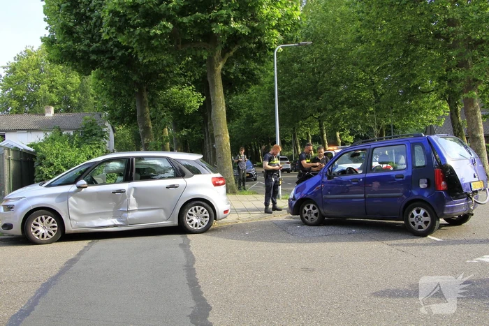 Aanrijding tussen twee auto's leidt tot verwondingen