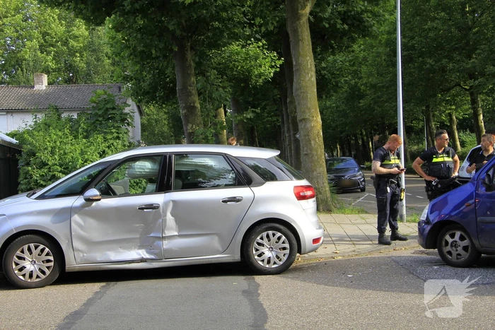 Aanrijding tussen twee auto's leidt tot verwondingen