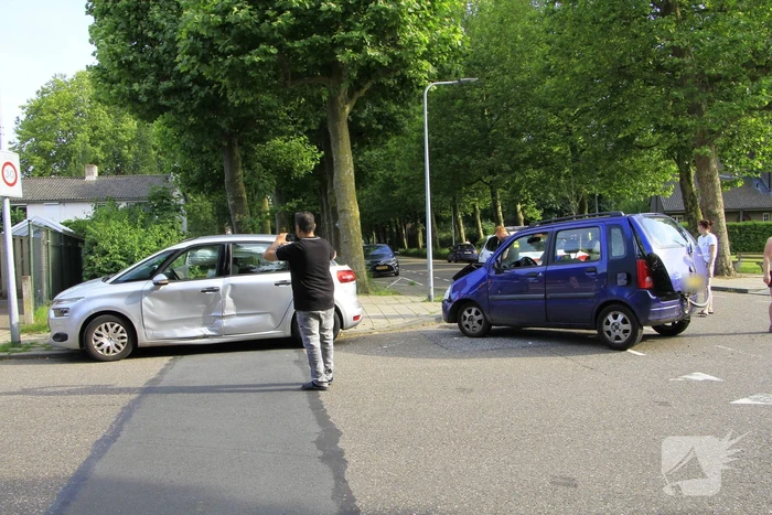 Aanrijding tussen twee auto's leidt tot verwondingen