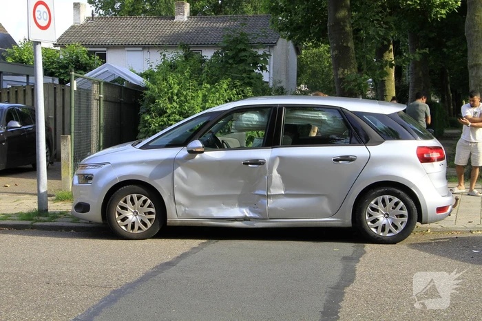 Aanrijding tussen twee auto's leidt tot verwondingen