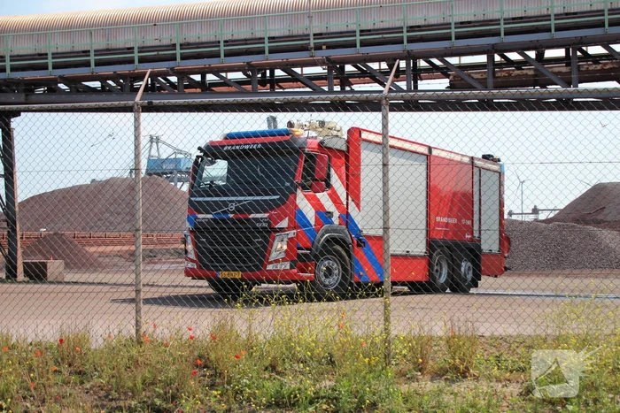 Brand in vaartuig bij ertsoverslagbedrijf