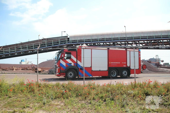 Brand in vaartuig bij ertsoverslagbedrijf