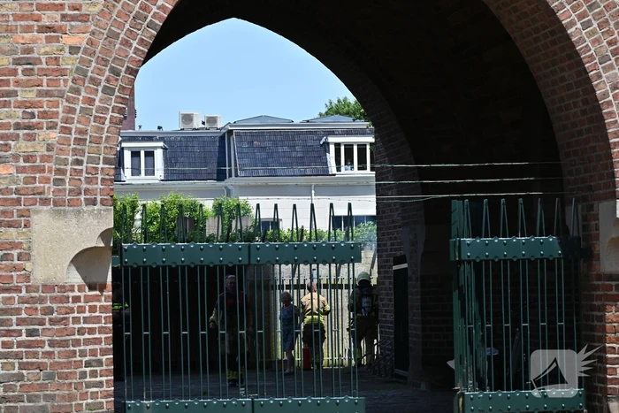 Vuur in houten schutting bij kerk
