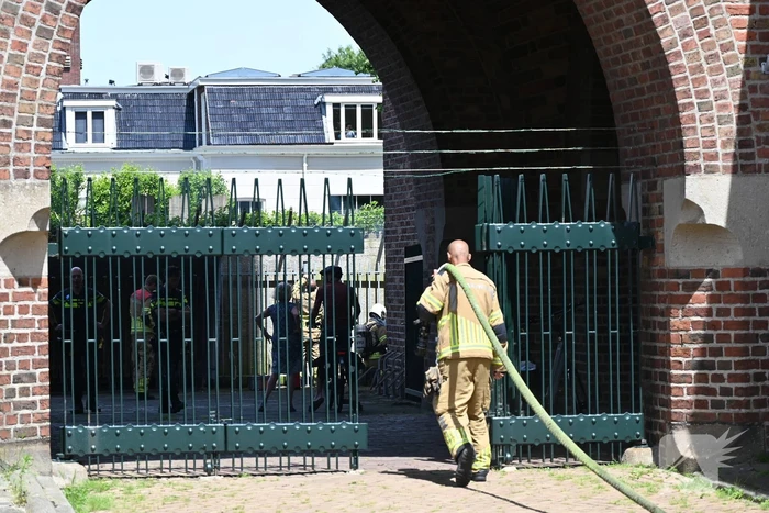 Vuur in houten schutting bij kerk