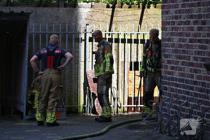 Vuur in houten schutting bij kerk
