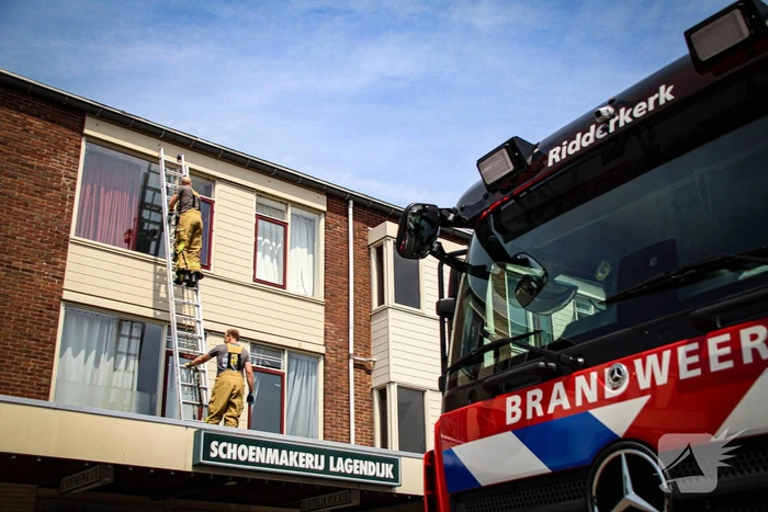 Bewoner opgesloten door vallende spiegel