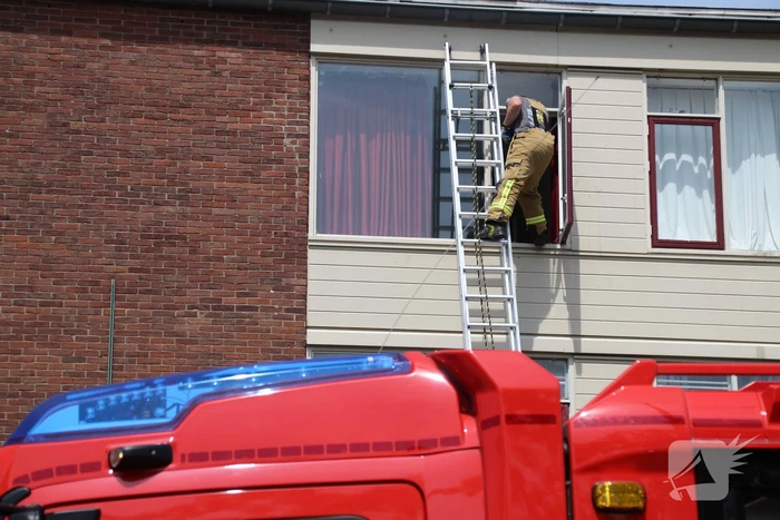 Bewoner opgesloten door vallende spiegel