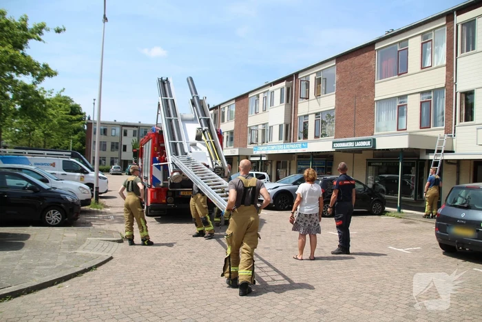 Bewoner opgesloten door vallende spiegel