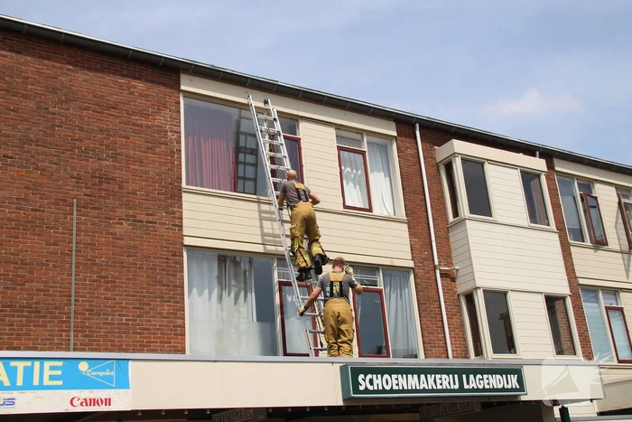 Bewoner opgesloten door vallende spiegel
