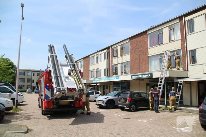 Bewoner opgesloten door vallende spiegel