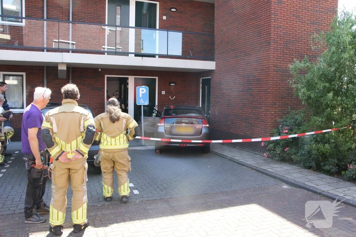 Automobilist ramt muur van appartementencomplex