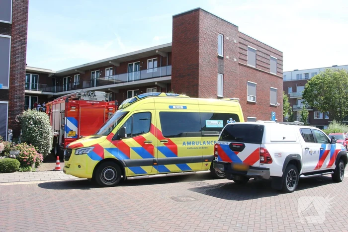 Automobilist ramt muur van appartementencomplex