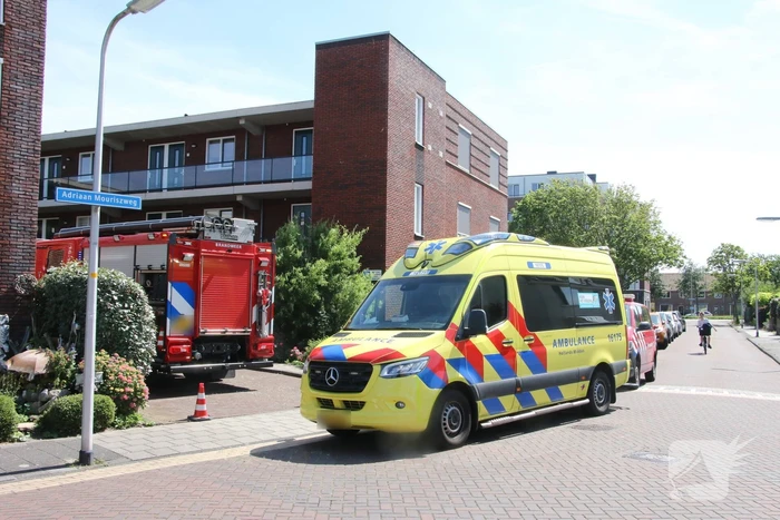 Automobilist ramt muur van appartementencomplex