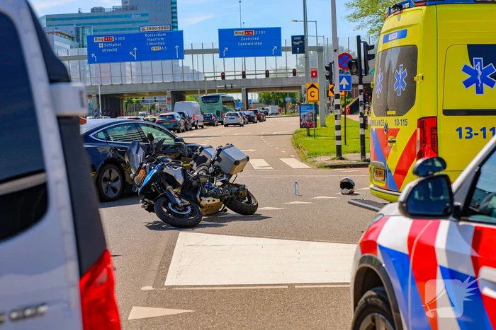 Motorrijder botst met auto op kruising