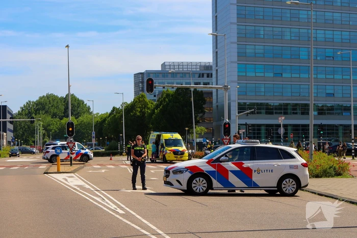Motorrijder botst met auto op kruising