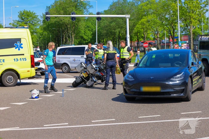 Motorrijder botst met auto op kruising