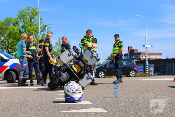 Motorrijder botst met auto op kruising