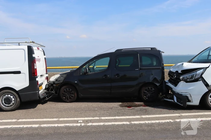 Vier voertuigen betrokken bij kop-staartbotsing op Zeelandbrug