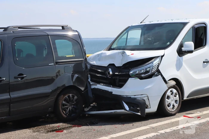 Vier voertuigen betrokken bij kop-staartbotsing op Zeelandbrug