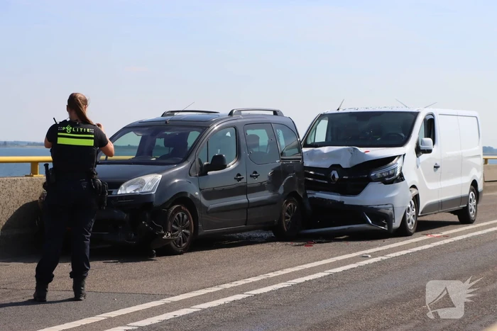Vier voertuigen betrokken bij kop-staartbotsing op Zeelandbrug