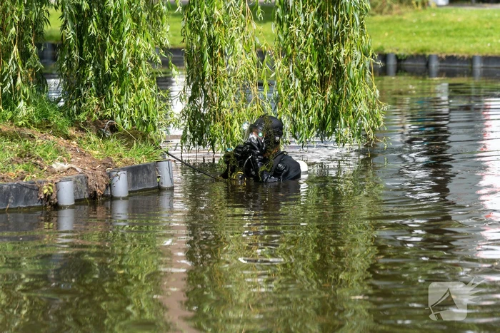 Wapen en telefoons gevonden tijdens zoekactie in water na schietpartij