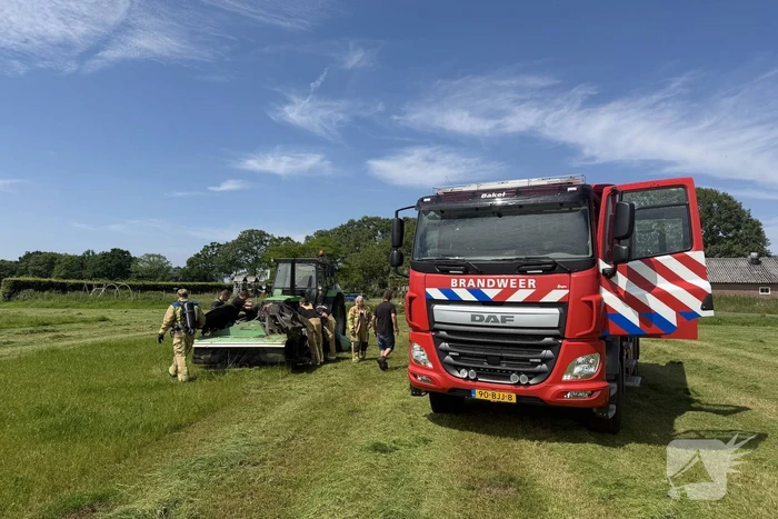 Brand in landbouwvoertuig leidt tot rookontwikkeling