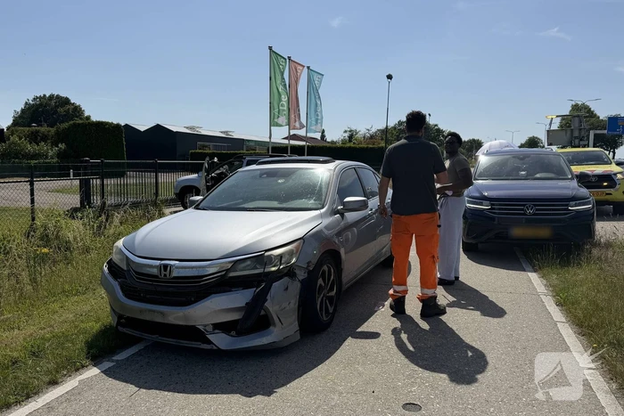 Botsing tussen twee voertuigen leidt tot schade
