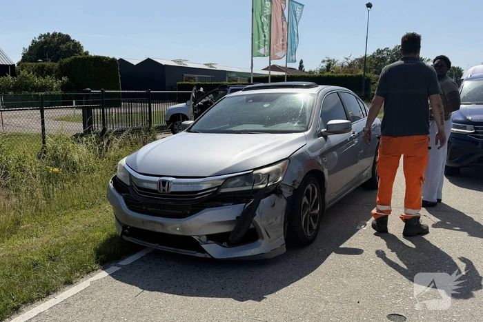 Botsing tussen twee voertuigen leidt tot schade