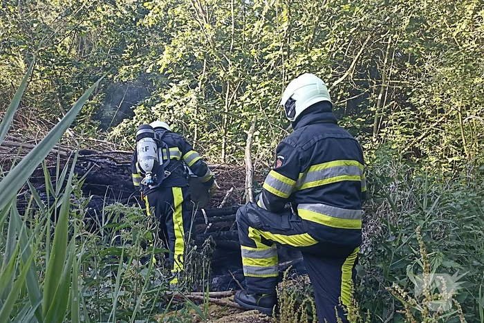 Brandweer ingezet voor brandende takken