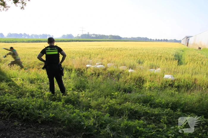 Dampende vaatjes gedumpt langs de weg