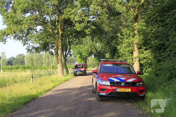 Dampende vaatjes gedumpt langs de weg