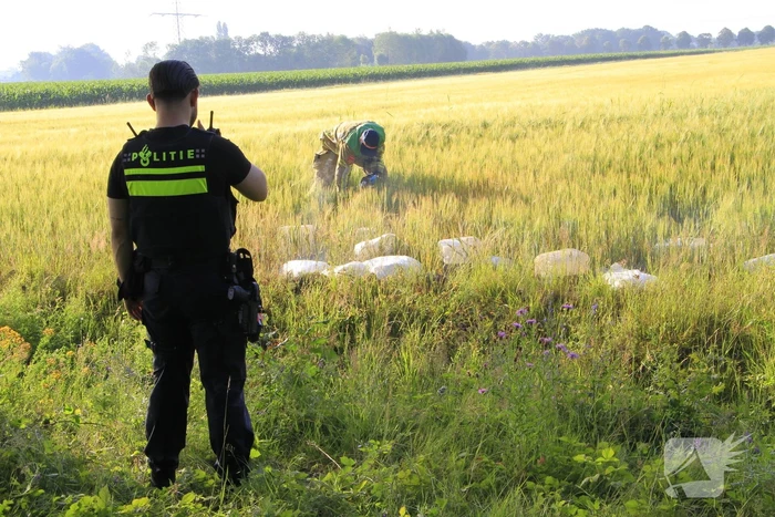 Dampende vaatjes gedumpt langs de weg