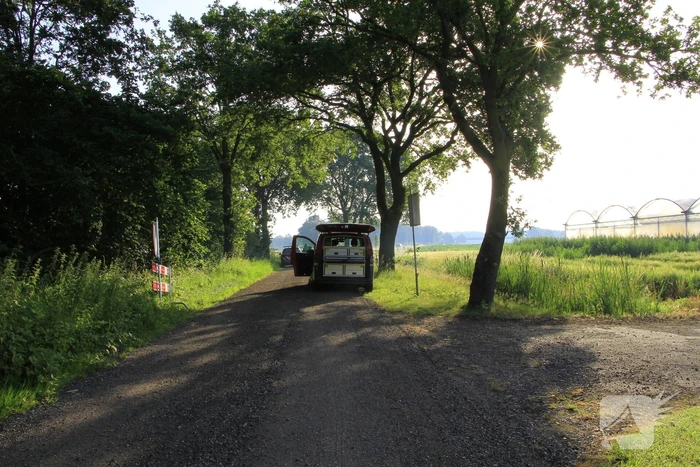 Dampende vaatjes gedumpt langs de weg