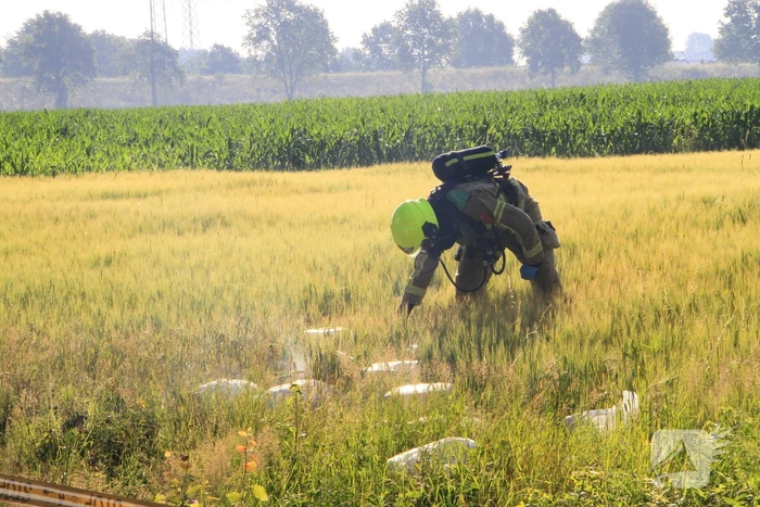 Dampende vaatjes gedumpt langs de weg