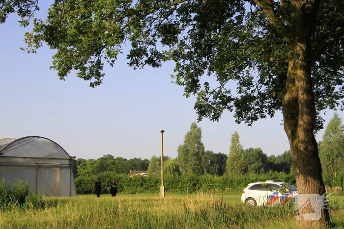 Dampende vaatjes gedumpt langs de weg