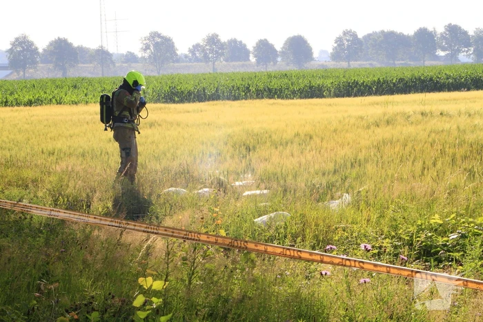 Dampende vaatjes gedumpt langs de weg