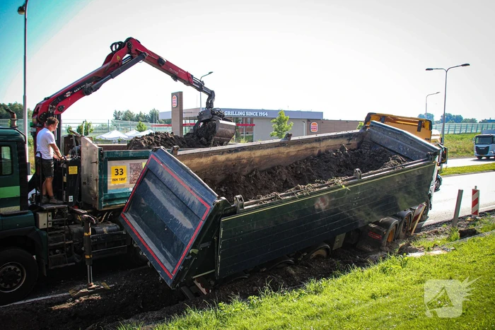 Vrachtwagencombinatie zakt weg in berm