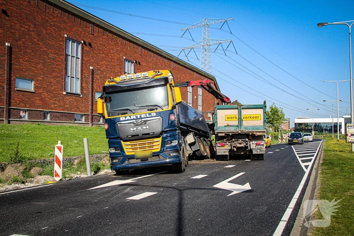 Vrachtwagencombinatie zakt weg in berm