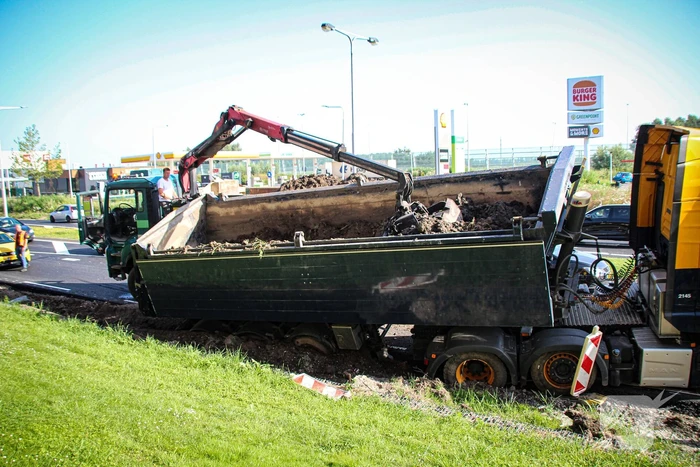 Vrachtwagencombinatie zakt weg in berm