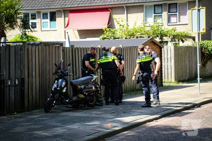 Aanrijding met scooter leidt tot zoektocht naar vuurwapen