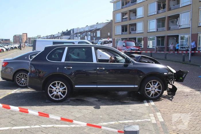 Auto crasht in appartementencomplex