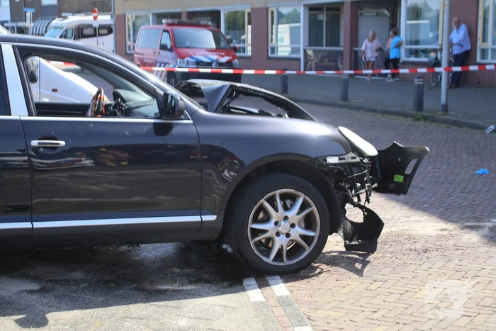 Auto crasht in appartementencomplex