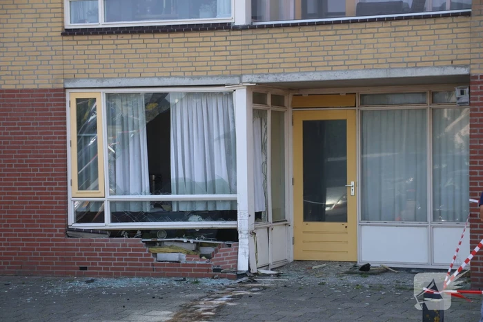 Auto crasht in appartementencomplex